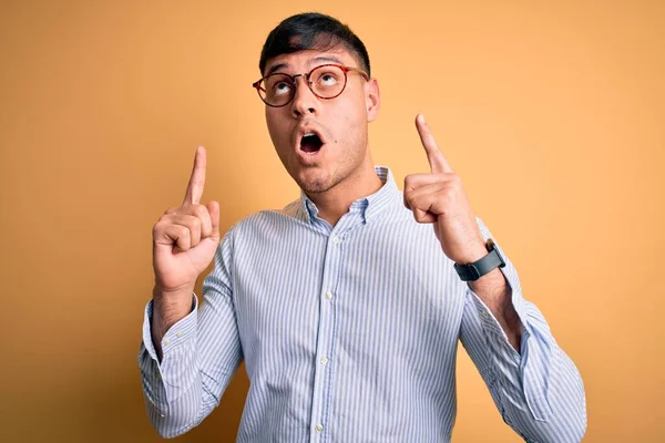 Jovem Homem Negócios Hispânico Bonito Usando Óculos Nerd Sobre Fundo — Fotografia de Stock