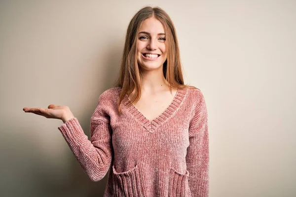 Joven Hermosa Pelirroja Vistiendo Suéter Casual Rosa Sobre Fondo Blanco —  Fotos de Stock