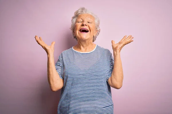 Senior Mooie Grijs Harige Vrouw Draagt Casual Shirt Geïsoleerde Roze — Stockfoto