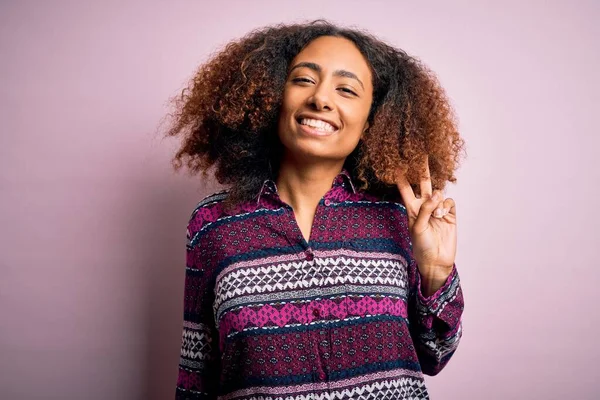 Młoda Afroamerykanka Afrykańskimi Włosami Ubrana Kolorowe Koszule Różowym Tle Uśmiechnięta — Zdjęcie stockowe