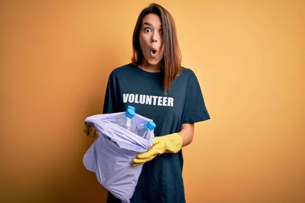 Schöne Freiwillige Mädchen Fürsorgliche Umgebung Tun Freiwilligenarbeit Tragetasche Mit Müllflaschen — Stockfoto