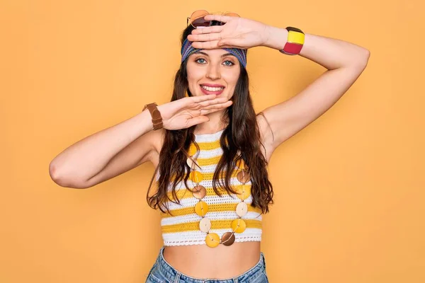 Joven Mujer Hippie Hermosa Con Ojos Azules Con Accesorios Gafas —  Fotos de Stock