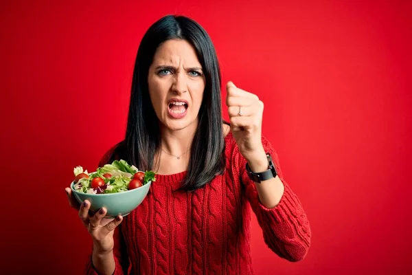 Mujer Morena Joven Con Ojos Azules Comiendo Ensalada Verde Saludable — Foto de Stock