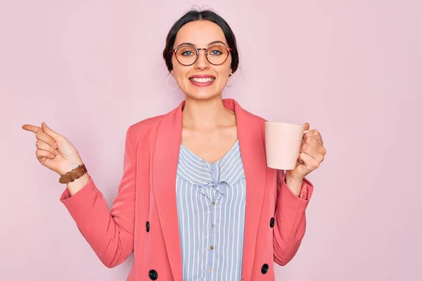 Joven Mujer Negocios Hermosa Con Ojos Azules Con Gafas Bebiendo — Foto de Stock