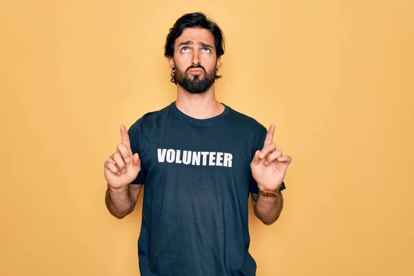 Jovem Bonito Voluntário Hispânico Vestindo Camiseta Voluntária Como Assistência Social — Fotografia de Stock