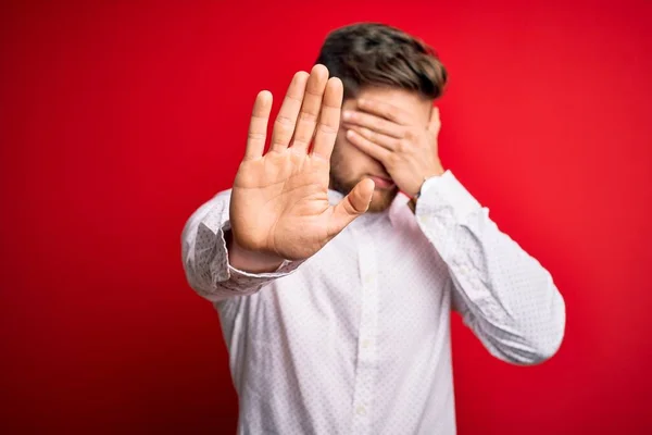 Der Junge Blonde Geschäftsmann Mit Bart Und Blauen Augen Trägt — Stockfoto