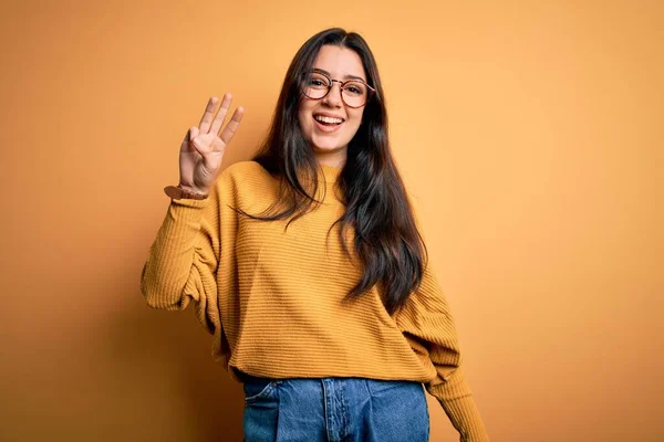 Ung Brunett Kvinna Bär Glasögon Och Casual Tröja Över Gul — Stockfoto