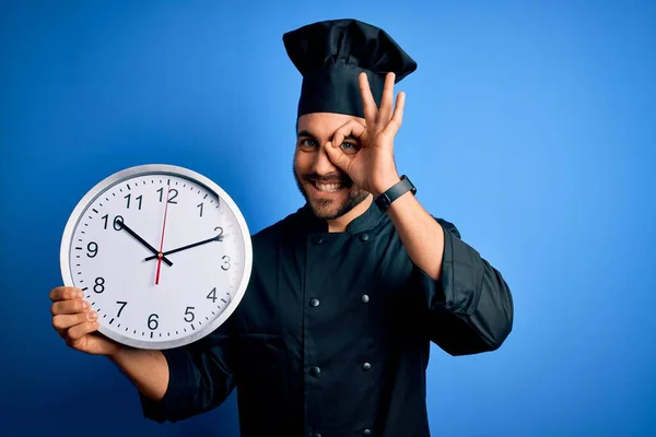 Joven Guapo Cocinero Hombre Con Barba Llevando Uniforme Sosteniendo Reloj — Foto de Stock