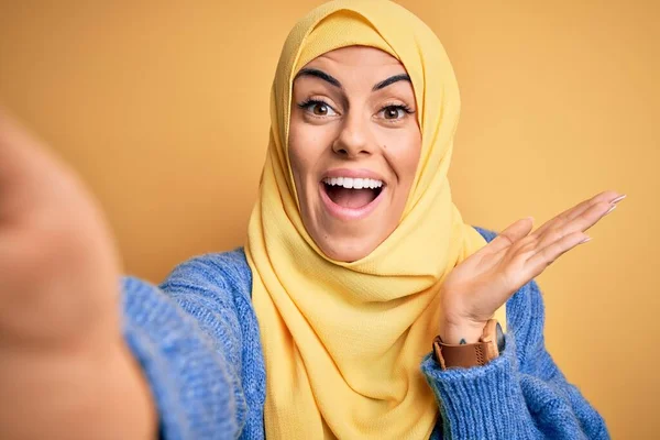 Jovem Bela Morena Árabe Mulher Vestindo Hijab Islâmico Fazer Selfie — Fotografia de Stock