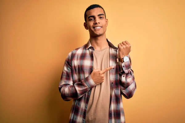 Jovem Afro Americano Bonito Vestindo Camisa Casual Sobre Fundo Amarelo — Fotografia de Stock