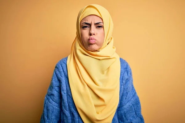 Jovem Mulher Muçulmana Morena Bonita Vestindo Hijab Árabe Sobre Fundo — Fotografia de Stock