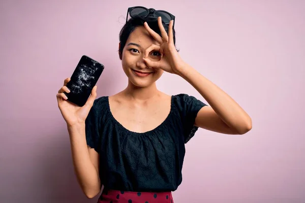 Joven Hermosa Mujer China Sosteniendo Teléfono Inteligente Roto Que Muestra — Foto de Stock
