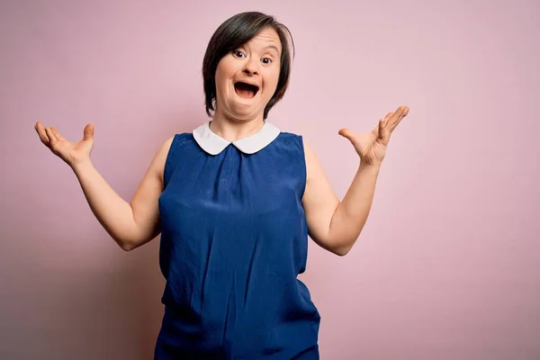 Jovem Mulher Síndrome Vestindo Camisa Elegante Sobre Fundo Rosa Celebrando — Fotografia de Stock