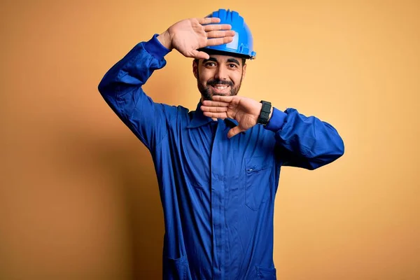 Homem Mecânico Com Barba Vestindo Uniforme Azul Capacete Segurança Sobre — Fotografia de Stock