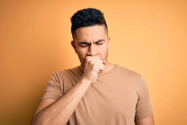 Ung Stilig Man Bär Casual Shirt Stående Över Isolerad Gul — Stockfoto