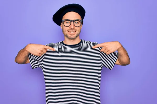 Hombre Guapo Con Ojos Azules Vistiendo Camiseta Rayas Boina Francesa —  Fotos de Stock