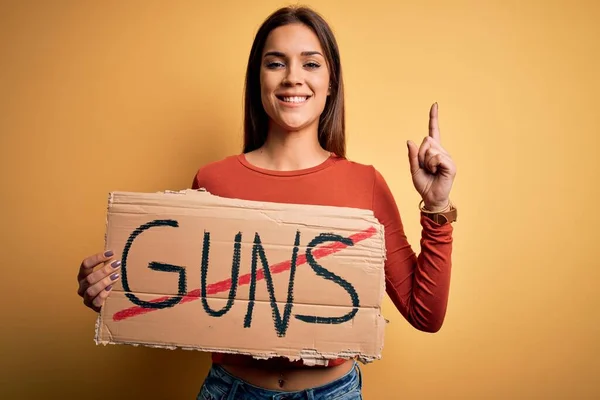 Młoda Piękna Aktywistka Prosi Pokój Trzymając Sztandar Pistoletami Stop Wiadomość — Zdjęcie stockowe