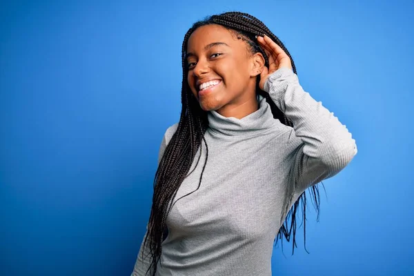 Ung Afrikansk Amerikansk Kvinna Står Klädd Avslappnad Polotröja Över Blå — Stockfoto