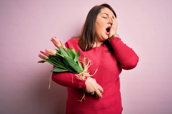 Güzel Iri Yarı Bir Kadın Pembe Arka Planda Romantik Lale — Stok fotoğraf