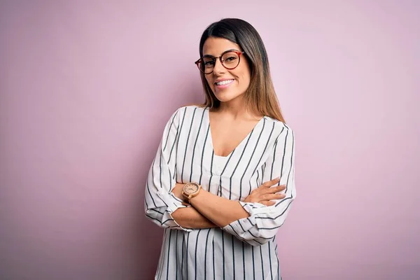 Jovem Mulher Bonita Vestindo Casual Listrado Shirt Óculos Sobre Fundo — Fotografia de Stock