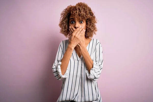 Bella Donna Afroamericana Con Capelli Ricci Che Indossano Shirt Righe — Foto Stock