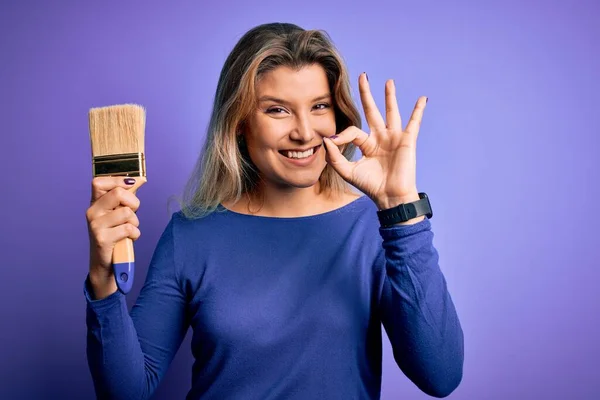 Jonge Mooie Blonde Schilder Vrouw Schilderen Met Verf Bush Paarse — Stockfoto