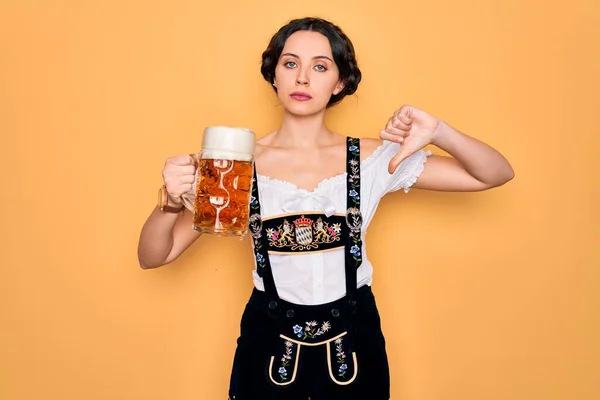 Mooie Duitse Vrouw Met Blauwe Ogen Traditionele Octoberfest Jurk Drinken — Stockfoto