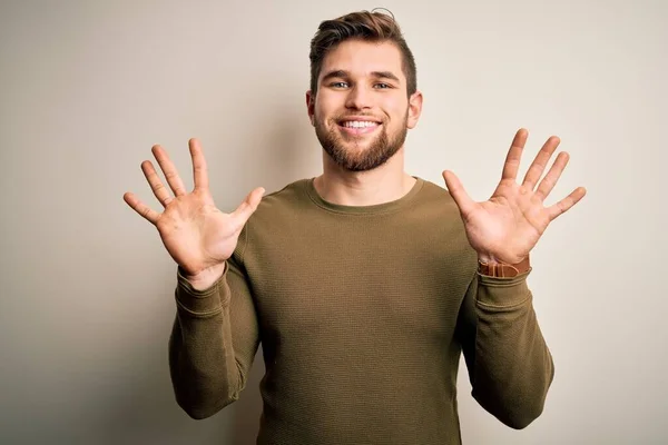 Jonge Blonde Man Met Baard Blauwe Ogen Dragen Groene Trui — Stockfoto