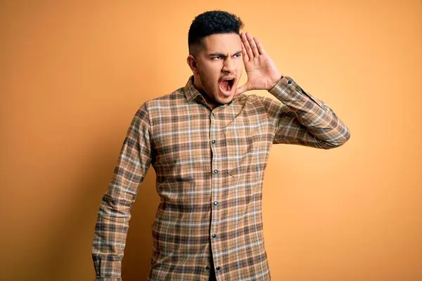 Homem Bonito Jovem Vestindo Camisa Casual Sobre Fundo Amarelo Isolado — Fotografia de Stock