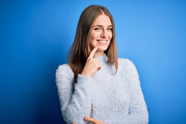 Mulher Ruiva Bonita Nova Vestindo Camisola Casual Sobre Fundo Azul — Fotografia de Stock