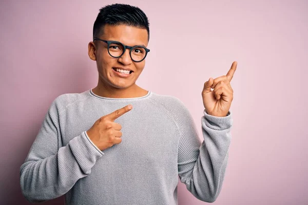 Joven Hombre Latino Guapo Usando Suéter Casual Gafas Sobre Fondo —  Fotos de Stock
