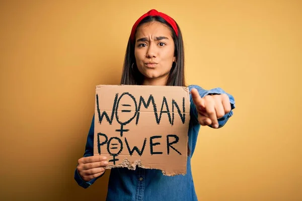 Schöne Aktivistin Asiatische Frau Fordert Frauenrechte Mit Banner Mit Machtbotschaft — Stockfoto