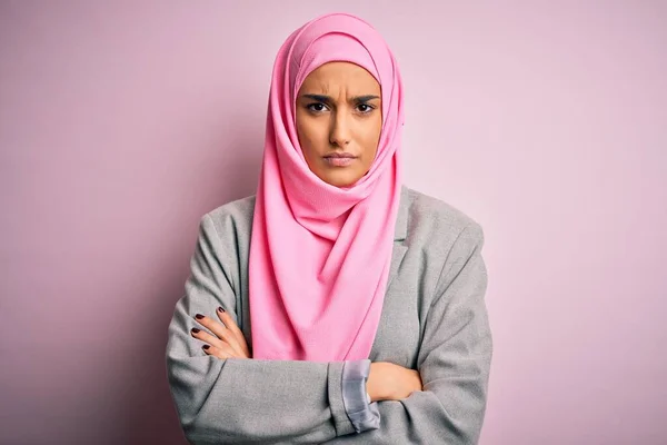 Young Beautiful Brunette Businesswoman Wearing Pink Muslim Hijab Business Jacket — Stock Photo, Image