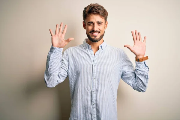 Homem Bonito Jovem Com Barba Vestindo Camisa Listrada Sobre Fundo — Fotografia de Stock