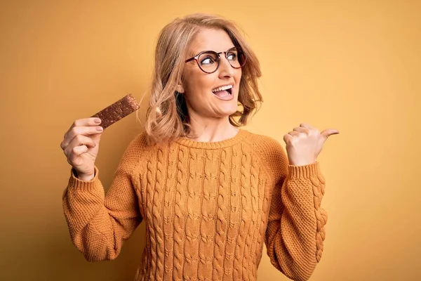 Mulher Loira Bonita Meia Idade Comendo Barra Proteína Energética Sobre — Fotografia de Stock