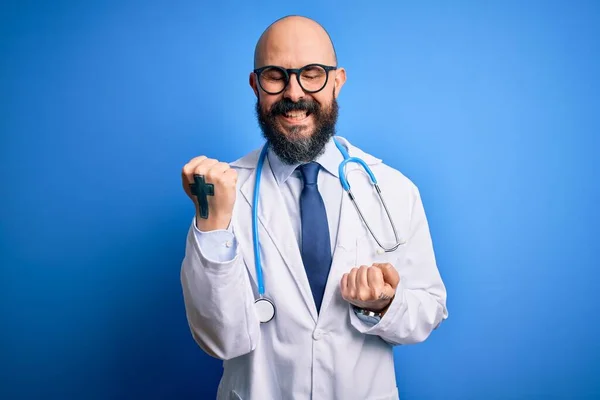 英俊的秃头医生 留着胡子 戴着眼镜 带着听诊器 背景是蓝色的 赢的概念 — 图库照片
