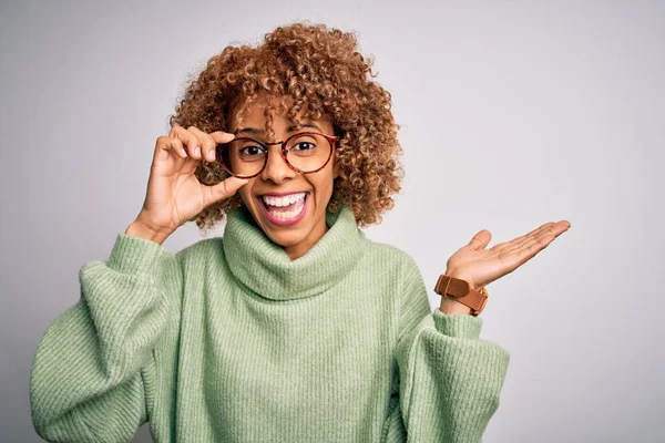 Afro Amerikan Optik Kadın Kıvırcık Saçlı Gözlüklü Izole Edilmiş Beyaz — Stok fotoğraf