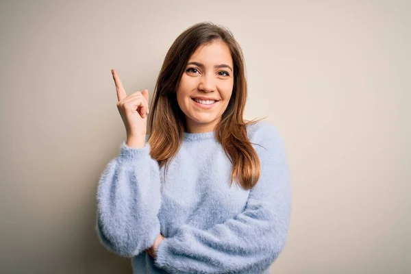 Piękna Młoda Kobieta Ubrana Luźny Zimowy Sweter Stojąca Nad Odosobnionym — Zdjęcie stockowe