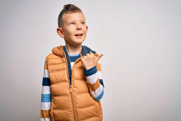 Joven Niño Caucásico Con Ojos Azules Pie Vistiendo Abrigo Invierno — Foto de Stock