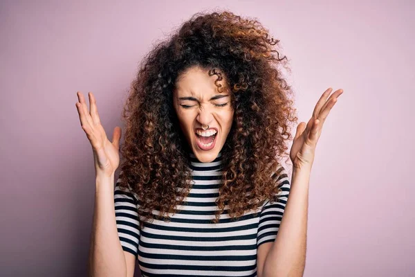 Joven Hermosa Mujer Con Pelo Rizado Piercing Usando Casual Rayas —  Fotos de Stock