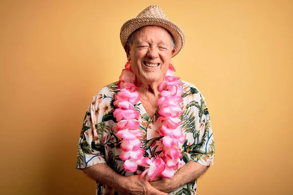 Hombre Mayor Pelo Gris Con Sombrero Verano Lei Hawaiano Sobre — Foto de Stock