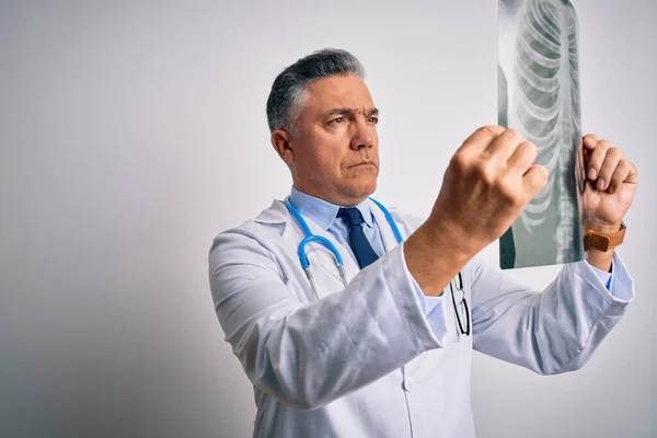 Orta Yaşlı Yakışıklı Gri Saçlı Doktor Göğüs Röntgenini Beyaz Arka — Stok fotoğraf