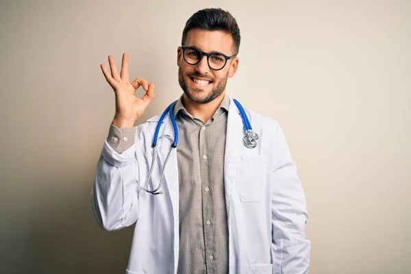 Homem Jovem Médico Vestindo Óculos Roupão Branco Médico Estetoscópio Sobre — Fotografia de Stock