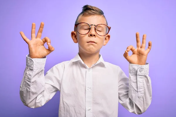 Pequeño Niño Caucásico Joven Con Ojos Azules Con Gafas Camisa —  Fotos de Stock