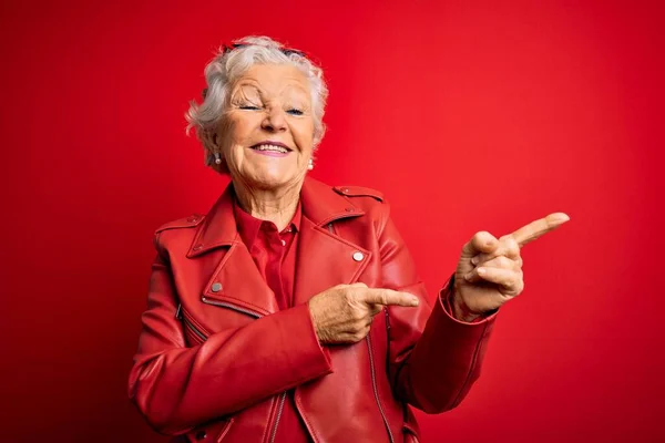 Senior Vacker Gråhårig Kvinna Bär Casual Röd Jacka Och Solglasögon — Stockfoto