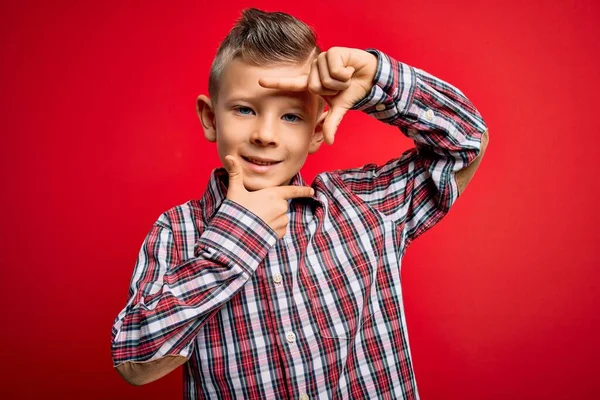 Giovane Bambino Caucasico Con Gli Occhi Azzurri Piedi Indossando Camicia — Foto Stock