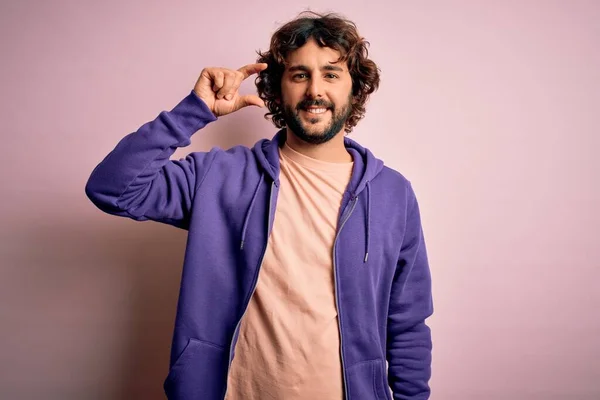 Homem Desportivo Bonito Jovem Com Barba Vestindo Camisola Casual Sobre — Fotografia de Stock