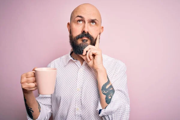 Bonito Homem Careca Com Barba Tatuagem Beber Xícara Café Sobre — Fotografia de Stock