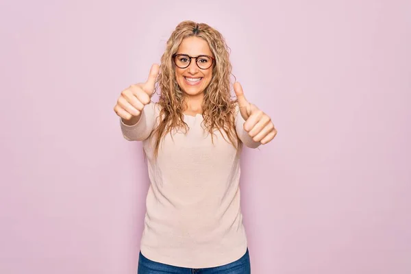 Joven Hermosa Mujer Rubia Con Suéter Casual Gafas Sobre Fondo — Foto de Stock