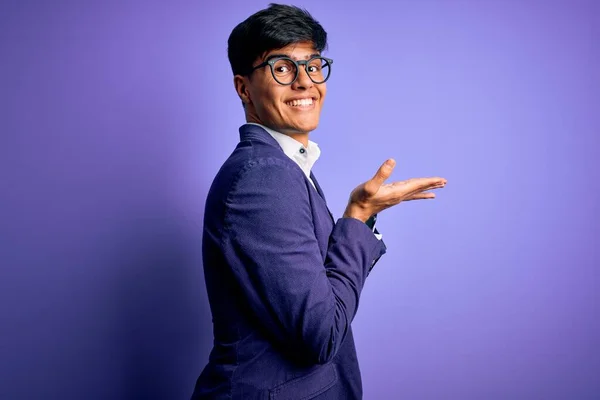 Joven Hombre Negocios Guapo Con Chaqueta Gafas Sobre Fondo Púrpura —  Fotos de Stock